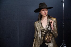 backstage-defile-etro-automne-hiver-2020-2021-milan-coulisses-29.thumb.jpg.bcb98776dfa5a5cbf4020114e4b29a2f.jpg