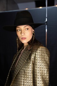 backstage-defile-etro-automne-hiver-2020-2021-milan-coulisses-32.thumb.jpg.417e7731616aef6827d806796dc35a91.jpg