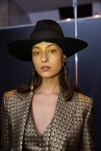 backstage-defile-etro-automne-hiver-2020-2021-milan-coulisses-33.thumb.jpg.da861876e547d6f6d0f9082033533e73.jpg