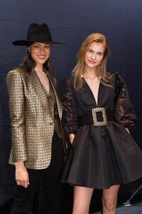 backstage-defile-etro-automne-hiver-2020-2021-milan-coulisses-34.thumb.jpg.67f85e4eac8e79f9845569340b13e2d0.jpg