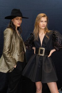 backstage-defile-etro-automne-hiver-2020-2021-milan-coulisses-35.thumb.jpg.68fb11ac9cbf43e96a70824c1cc7f18c.jpg