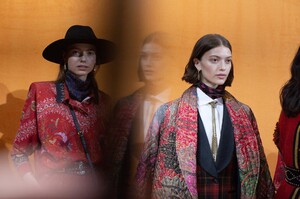 backstage-defile-etro-automne-hiver-2020-2021-milan-coulisses-52.thumb.jpg.761cff6bb081d99bc4ea984f04ad38d8.jpg