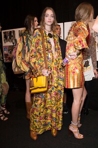 backstage-defile-etro-printemps-ete-2017-milan-coulisses-64.thumb.jpg.5845d81e1c691d1613389b17e9b63080.jpg