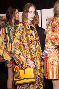 backstage-defile-etro-printemps-ete-2017-milan-coulisses-65.thumb.jpg.19f51220a274ca3556a59291f6b88474.jpg