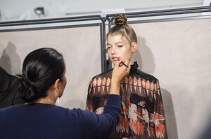 backstage-defile-fendi-printemps-ete-2019-milan-coulisses-16.thumb.jpg.eecc7d6b62b4be55c5333761749a7e52.jpg