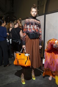 backstage-defile-fendi-printemps-ete-2019-milan-coulisses-174.thumb.jpg.4319ce567a68e999ce4a5407311a14c0.jpg