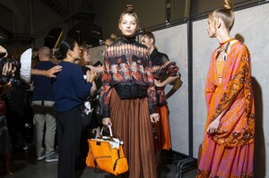 backstage-defile-fendi-printemps-ete-2019-milan-coulisses-175.thumb.jpg.ed2a0cf48294a0bbf66e96200bbdb039.jpg