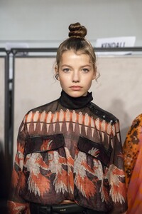 backstage-defile-fendi-printemps-ete-2019-milan-coulisses-22.thumb.jpg.2a8550fac3d7b917a56582c1b7a57e4a.jpg
