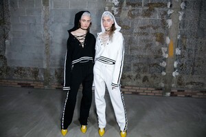 backstage-defile-fenty-puma-by-rihanna-automne-hiver-2016-2017-new-york-coulisses-18.thumb.jpg.c0f710790d411aaf02624f61bd29ee6e.jpg