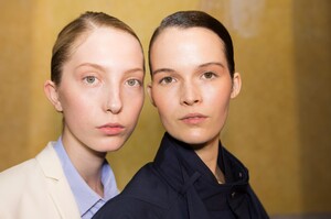 backstage-defile-gabriele-colangelo-printemps-ete-2018-milan-coulisses-19.thumb.jpg.8e0a5eccdf9e4977b988f54772591f80.jpg