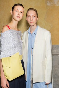 backstage-defile-gabriele-colangelo-printemps-ete-2018-milan-coulisses-89.thumb.jpg.159292ea8a7afd8872360d79a080be70.jpg