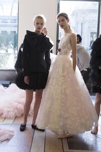 backstage-defile-giambattista-valli-automne-hiver-2017-2018-paris-coulisses-157.thumb.jpg.de676de3920f31fb354e7843ef41fdcd.jpg