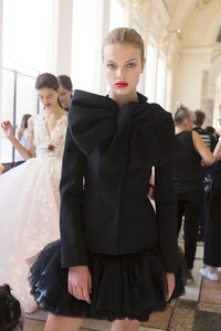 backstage-defile-giambattista-valli-automne-hiver-2017-2018-paris-coulisses-166.thumb.jpg.d09e040de624e2dfb3d9bd09479bd35c.jpg