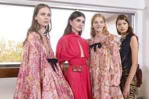 backstage-defile-giambattista-valli-printemps-ete-2019-paris-coulisses-119.thumb.jpg.b5930fb4ae5d4ee75b07819232d0c6c5.jpg