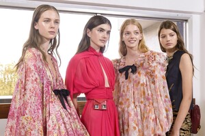 backstage-defile-giambattista-valli-printemps-ete-2019-paris-coulisses-120.thumb.jpg.c3ca13fe31091b47ac0300854d16dc4f.jpg