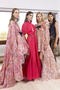 backstage-defile-giambattista-valli-printemps-ete-2019-paris-coulisses-121.thumb.jpg.723e4caaff4fd9fb472a2f27b0aaec5d.jpg