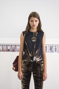 backstage-defile-giambattista-valli-printemps-ete-2019-paris-coulisses-42.thumb.jpg.4b49fc2238f22d91037b5040863a6491.jpg