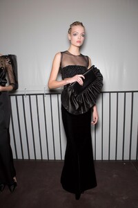 backstage-defile-giorgio-armani-automne-hiver-2019-2020-milan-coulisses-168.thumb.jpg.9a48feb597671f9e95ed8437698fcc76.jpg