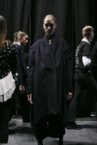 backstage-defile-hussein-chalayan-automne-hiver-2017-2018-londres-coulisses-10.thumb.jpg.b8924370e21febc991e14ec3eae09912.jpg