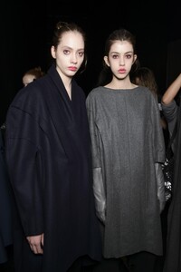 backstage-defile-hussein-chalayan-automne-hiver-2017-2018-londres-coulisses-105.thumb.jpg.c34c80ad04c6424d7776ef7688df59a9.jpg