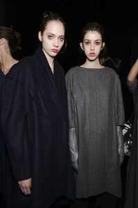 backstage-defile-hussein-chalayan-automne-hiver-2017-2018-londres-coulisses-106.thumb.jpg.493da8f33e9948db6b01ca2e56aabdfa.jpg
