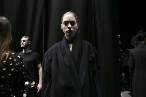 backstage-defile-hussein-chalayan-automne-hiver-2017-2018-londres-coulisses-12.thumb.jpg.89240206e0c4210ac3f473abd5d48723.jpg