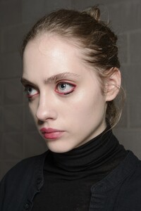 backstage-defile-hussein-chalayan-automne-hiver-2017-2018-londres-coulisses-93.thumb.jpg.60874e7f542c6a3732c533d7507f1966.jpg