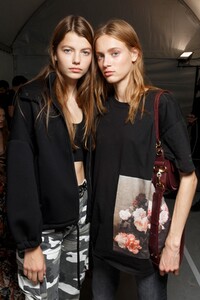 backstage-defile-isabel-marant-printemps-ete-2019-paris-coulisses-16.thumb.jpg.72d8a94cdf31f2b186164ad2c7c68cb2.jpg