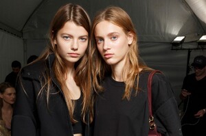 backstage-defile-isabel-marant-printemps-ete-2019-paris-coulisses-17.thumb.jpg.f687ffbc1f4bab4e0f366031689439bd.jpg