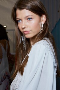 backstage-defile-isabel-marant-printemps-ete-2020-paris-coulisses-64.thumb.jpg.1e11c9e67a5b3cc95628a65478935c15.jpg