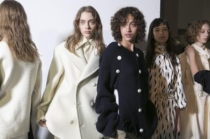 backstage-defile-joseph-automne-hiver-2017-2018-londres-coulisses-54.thumb.jpg.4b64fef6f0d06f6022d2527a13bf9e17.jpg