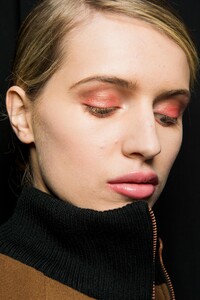backstage-defile-marcel-ostertag-automne-hiver-2018-2019-new-york-coulisses-26.thumb.jpg.68c02ac9cd56105a201c23bc9e6cf64a.jpg