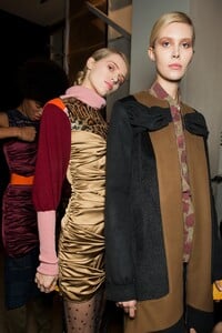 backstage-defile-marcel-ostertag-automne-hiver-2018-2019-new-york-coulisses-50.thumb.jpg.34889dadf3d9a49f3e03191234bb3069.jpg