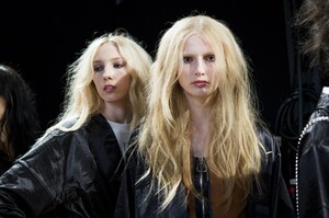 backstage-defile-marchesa-printemps-ete-2018-new-york-coulisses-30.thumb.jpg.d670599a6892fccbe5cfb8d732d09043.jpg