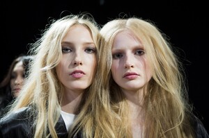 backstage-defile-marchesa-printemps-ete-2018-new-york-coulisses-31.thumb.jpg.1118754962fc670ec4f049f16ddb43ef.jpg