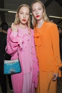 backstage-defile-marco-de-vincenzo-printemps-ete-2018-milan-coulisses-77.thumb.jpg.6757101960defd19e65b09001c7dcbad.jpg