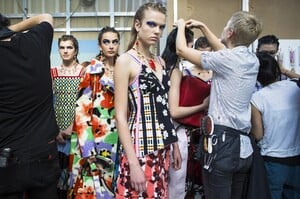 backstage-defile-marni-printemps-ete-2018-milan-coulisses-43.thumb.jpg.ff63a8c1015566860b36e9c54d70ed61.jpg