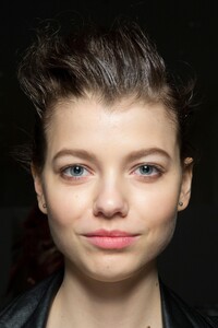 backstage-defile-max-mara-automne-hiver-2019-2020-milan-coulisses-128.thumb.jpg.df314de32744ccc2290a50bbaa0dda58.jpg