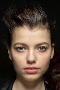 backstage-defile-max-mara-automne-hiver-2019-2020-milan-coulisses-129.thumb.jpg.1c15683638f69aac902ce81b5e73ca49.jpg