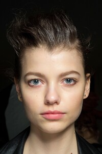 backstage-defile-max-mara-automne-hiver-2019-2020-milan-coulisses-21.thumb.jpg.667fda737254fa6e0c02cc6576de511d.jpg