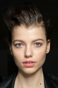 backstage-defile-max-mara-automne-hiver-2019-2020-milan-coulisses-24.thumb.jpg.375f707d6754ad2aad0639618477d3a7.jpg