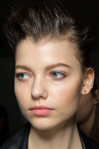 backstage-defile-max-mara-automne-hiver-2019-2020-milan-coulisses-25.thumb.jpg.cc186c2baf87d9f05d2f067fa9363161.jpg