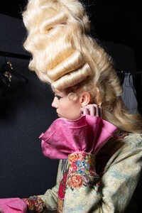 backstage-defile-moschino-automne-hiver-2020-2021-milan-coulisses-115.thumb.jpg.0cb0d5a8b8d4189bf2158c1a437dd89e.jpg