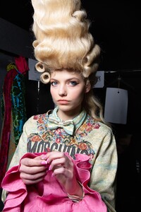 backstage-defile-moschino-automne-hiver-2020-2021-milan-coulisses-117.thumb.jpg.43b0dc76ca8ed01a1731de1e8f9b4a73.jpg