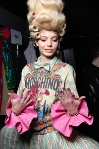 backstage-defile-moschino-automne-hiver-2020-2021-milan-coulisses-119.thumb.jpg.d950c3e88634afcfc70841b21bca4d41.jpg