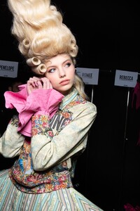 backstage-defile-moschino-automne-hiver-2020-2021-milan-coulisses-122.thumb.jpg.3d37c9a33845c7232e813868e4b41d32.jpg