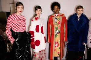backstage-defile-msgm-automne-hiver-2016-2017-milan-coulisses-29.thumb.jpg.211a111f8b2a1c1820380312c6b16e23.jpg