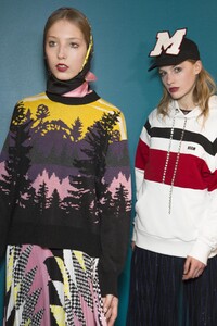 backstage-defile-msgm-automne-hiver-2017-2018-milan-coulisses-117.thumb.jpg.f478a89d94a078edb31cbd521416b6b0.jpg