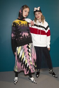 backstage-defile-msgm-automne-hiver-2017-2018-milan-coulisses-118.thumb.jpg.ef9ff1c9784cbd2817de9aa6b4a6fb97.jpg
