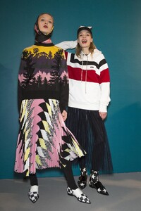 backstage-defile-msgm-automne-hiver-2017-2018-milan-coulisses-119.thumb.jpg.34fed1af1ce929c17aa1eb6084580423.jpg